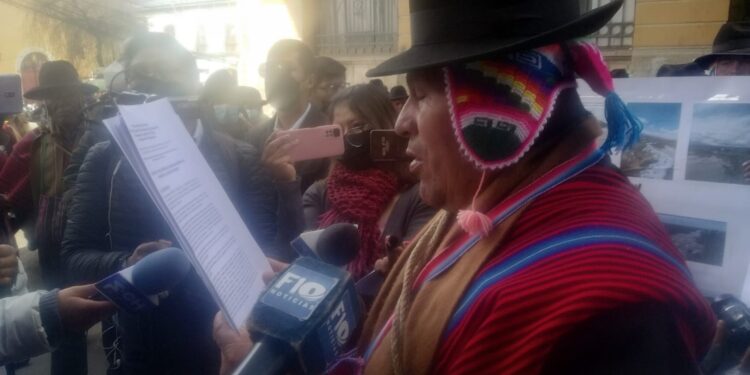 Comunarios de Pucarani exigen medidas urgentes ante contaminación en el lago Titicaca.