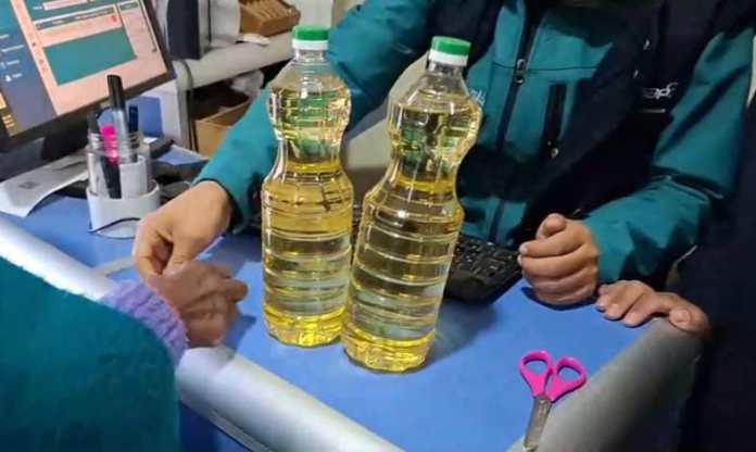 Emapa rompe etiquetas de productos para combatir reventa de aceites en Tarija.