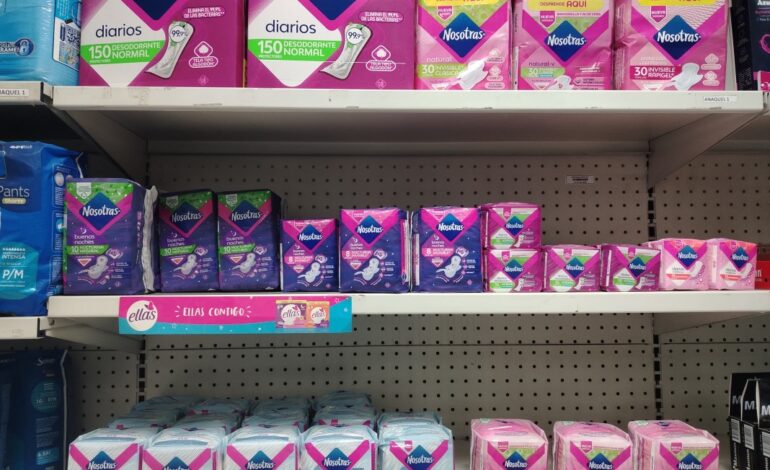 Aumento significativo en los precios de toallas higiénicas en farmacias de la ciudad.