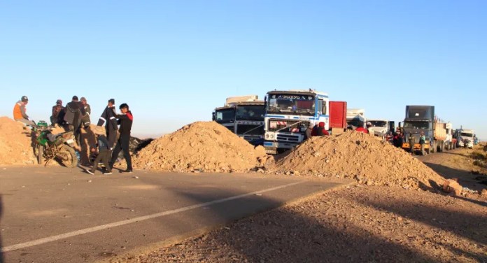 Complicaciones en la Terminal de Buses de Tarija por bloqueos en la ruta Oruro – Cochabamba