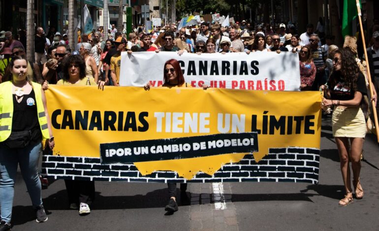 Turismo desbordado en las Islas Canarias: residentes protestan por condiciones laborales y impacto ambiental.