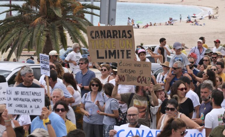 Islas Canarias se movilizan contra el turismo de masas