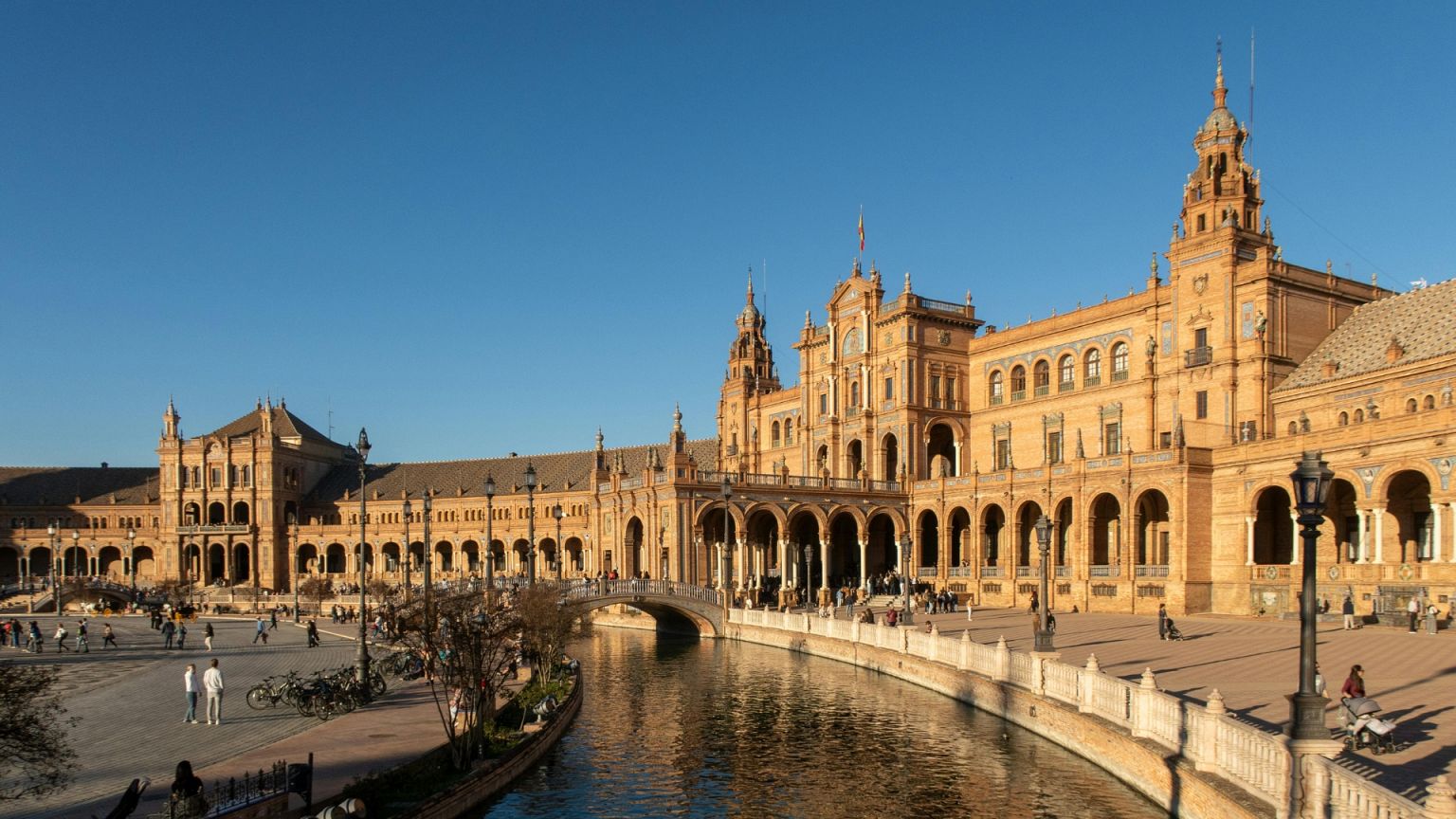 El auge del turismo cinematográfico en España: explorando locaciones de películas y series famosas