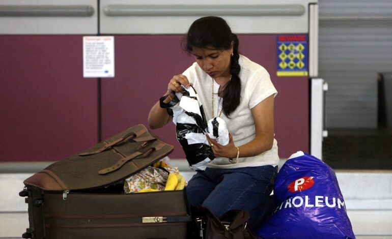 Organizaciones de consumidores denuncian tarifas abusivas por equipaje de mano en aerolíneas de bajo coste.