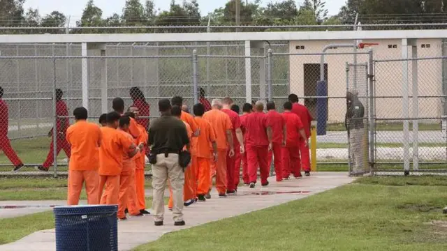 Denuncias de condiciones inhumanas en el Centro Krome de Florida bajo custodia de migrantes.