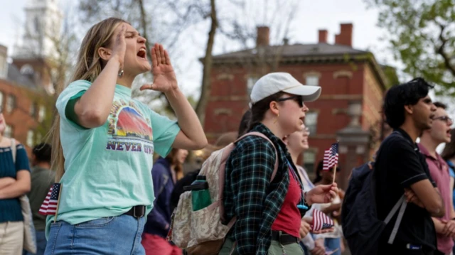 La Universidad de Harvard demanda al gobierno de Trump por revocación de autorización para estudiantes internacionales.