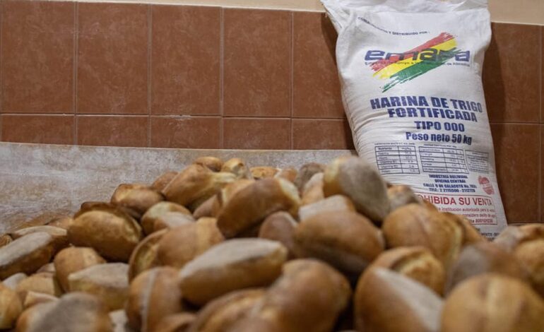 Bloqueo de caminos en Bolivia afecta la distribución de harina para panaderías.
