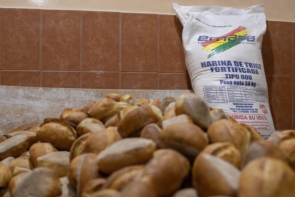 Bloqueo de caminos en Bolivia afecta la distribución de harina para panaderías.