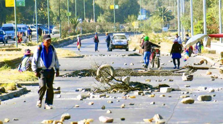 Crisis en Cochabamba: bloqueos liderados por sectores afines a Evo Morales generan caos y violencia