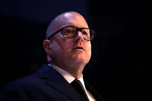 Jony Ive se une a OpenAI en una colaboración revolucionaria en inteligencia artificial y diseño.