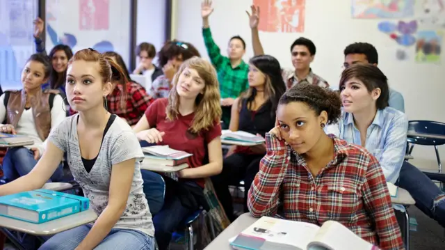 La disminución de la tasa de fertilidad en Estados Unidos y sus impactos en la educación y la economía.