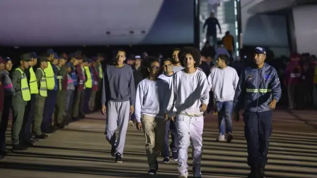 Estados Unidos lanza polémico programa de «autodeportación» para inmigrantes irregulares