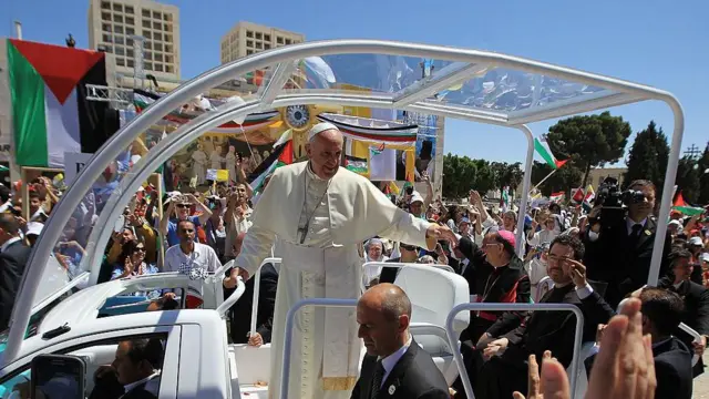 La transformación del papamóvil de Francisco en Gaza: esperanza en medio del conflicto.