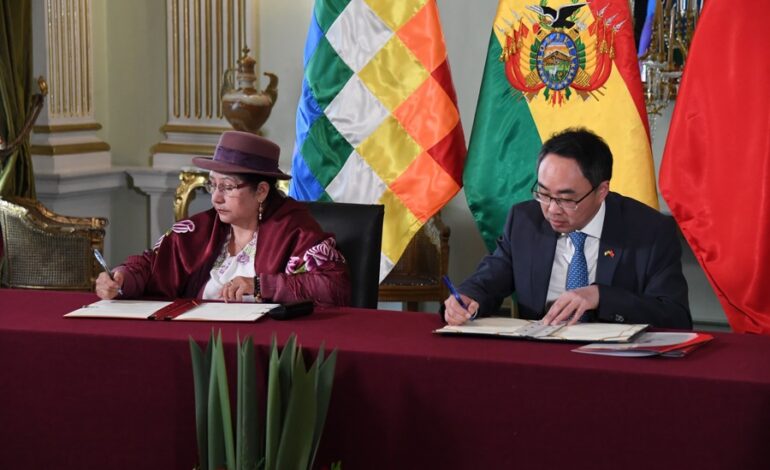 Bolivia y China firman acuerdos de cooperación económica y técnica
