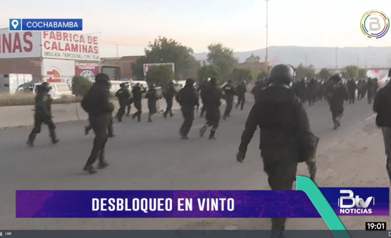 Policía Boliviana logra desbloquear vía en Vinto tras enfrentamientos con bloqueadores.