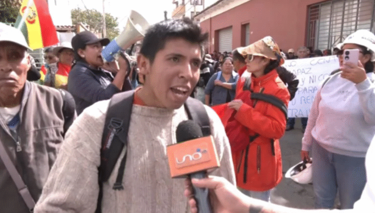 Manifestantes afines a Evo Morales amenazan a medios de comunicación en Bolivia