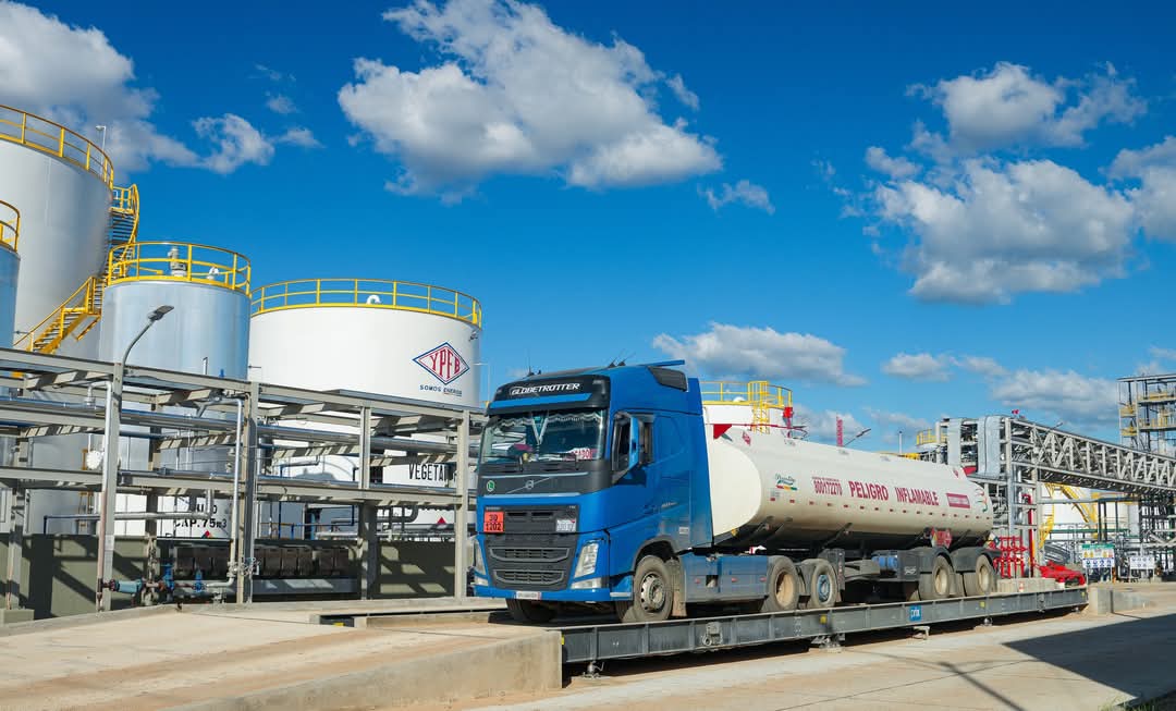 Bolivia recibe 80 millones de litros de combustible para enfrentar crisis de escasez.