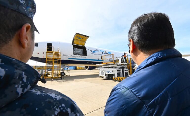 Presidente Luis Arce implementa puente aéreo para abastecer a familias paceñas durante bloqueo de caminos.