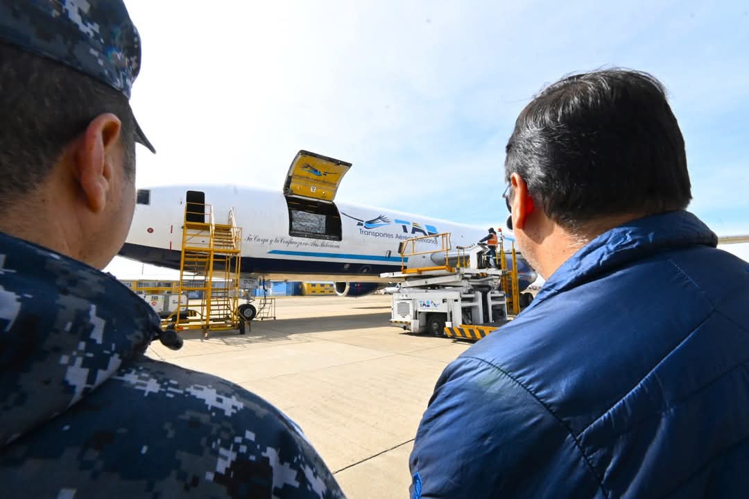 Presidente Luis Arce implementa puente aéreo para abastecer a familias paceñas durante bloqueo de caminos.