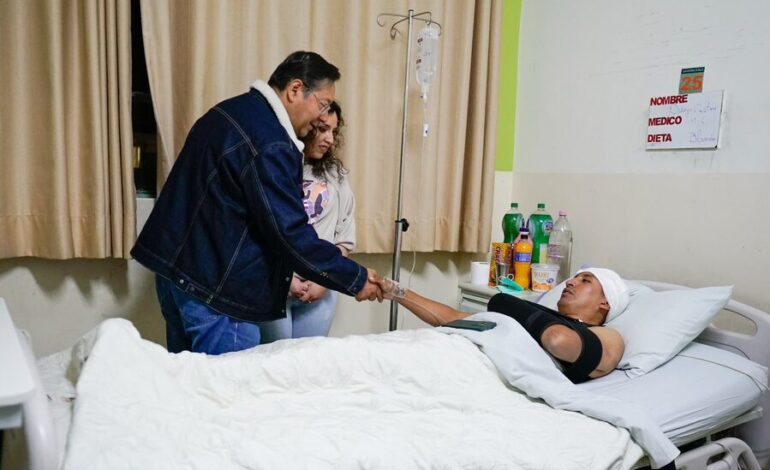 Presidente de Bolivia visita a víctimas de violencia en hospital de Cochabamba.