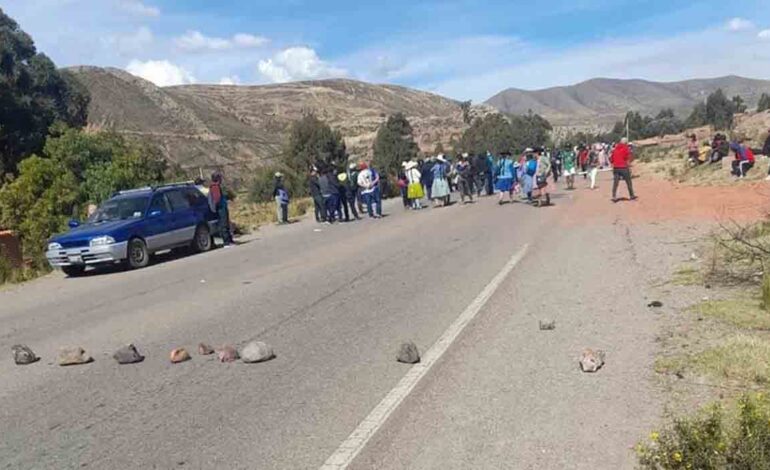 Tragedia en Bolivia: Adulto mayor fallece tras caminar cinco kilómetros por bloqueos en ruta Oruro-Cochabamba.