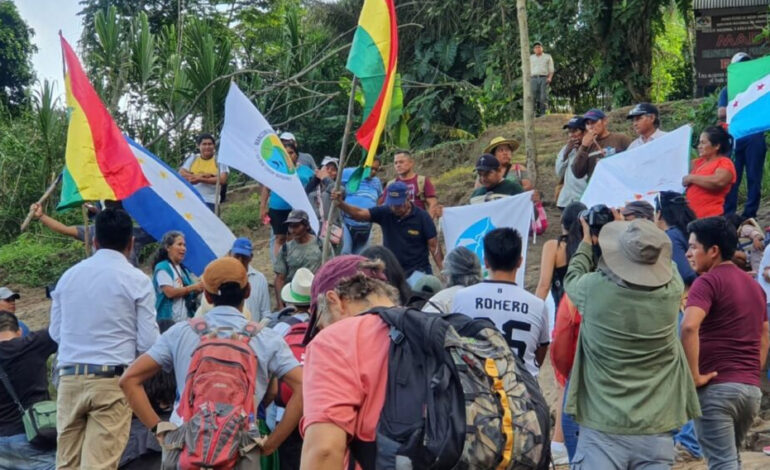 Resistencia indígena en Bolivia: crítica al modelo extractivista y llamado a la acción.