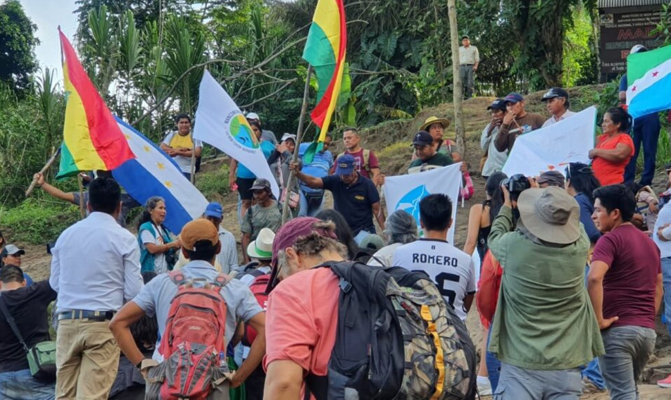 Resistencia indígena en Bolivia: crítica al modelo extractivista y llamado a la acción.