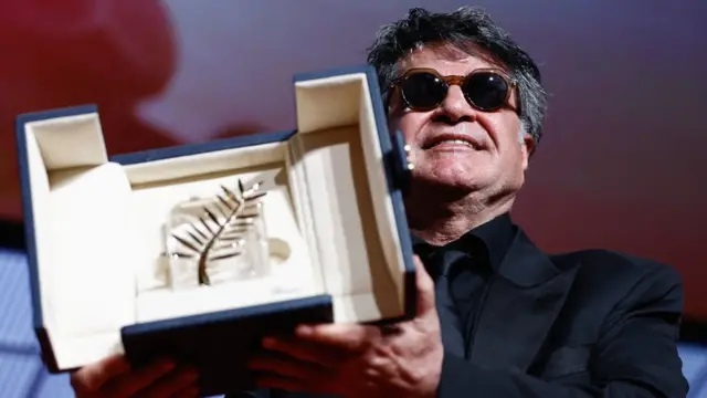 El director iraní Jafar Panahi gana la Palma de Oro en Cannes por su valentía y compromiso con el cine.