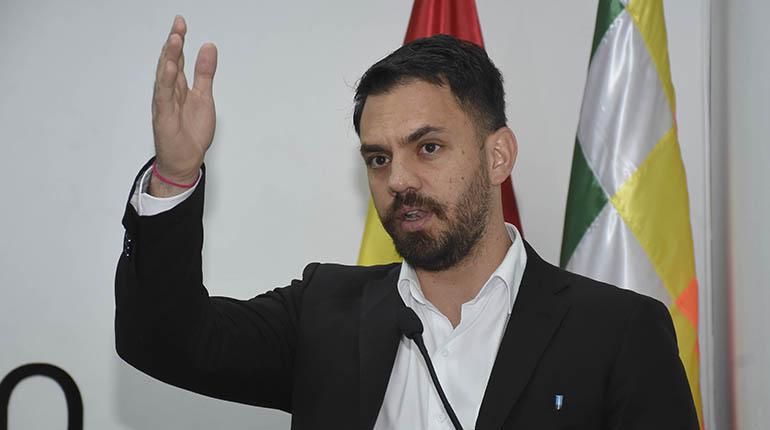 Candidato del MAS propone congelar pagos de créditos en Bolivia hasta 2025 para aliviar crisis económica.