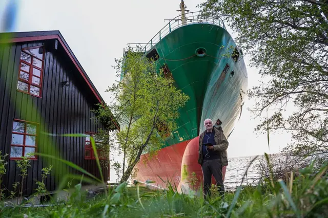 Buque de carga encalla cerca de una casa en Noruega por error de navegante.
