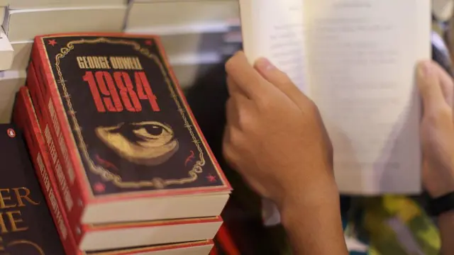 La relevancia de «1984» y «Un mundo feliz» en la sociedad actual