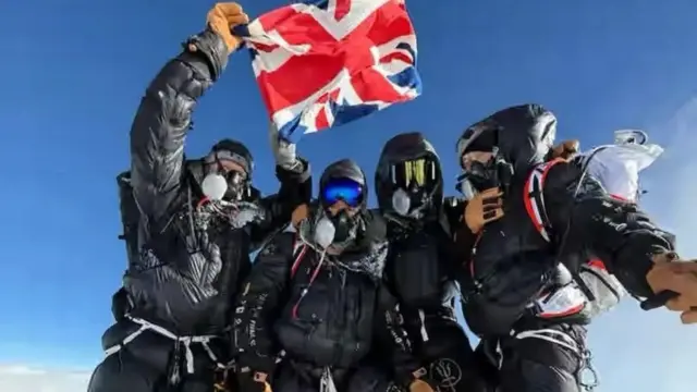 Exsoldados británicos alcanzan la cima del Everest en tiempo récord sin aclimatación tradicional.