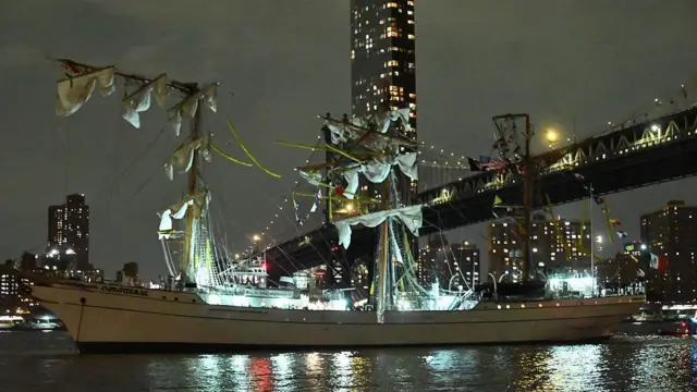 Colisión del buque escuela Cuauhtémoc con el puente de Brooklyn: Dos fallecidos y 20 heridos en Nueva York