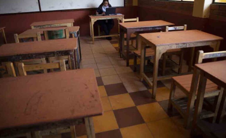 Impacto de la crisis económica en la educación de La Paz: miles de estudiantes abandonan las aulas.