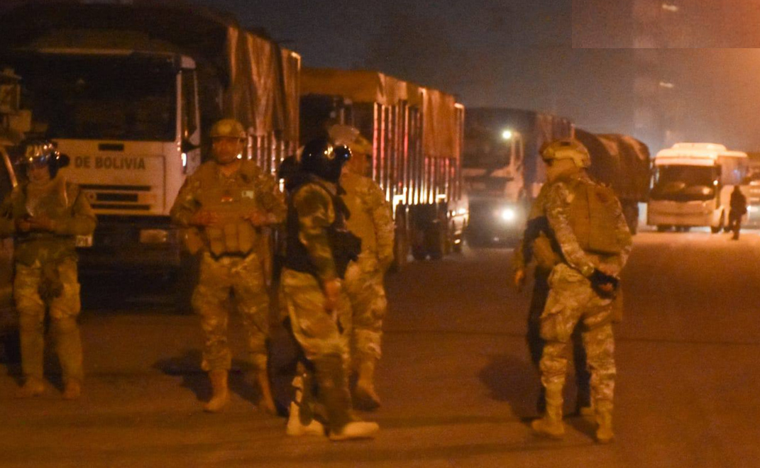 Unidades militares toman control de puntos de bloqueo en Cochabamba