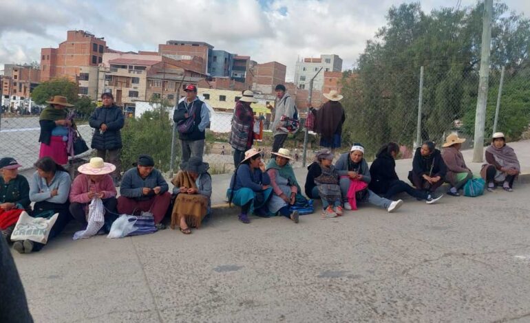 Tensión social en Sucre: Vecinos toman oficinas estatales en protesta por el encarecimiento de la canasta básica.