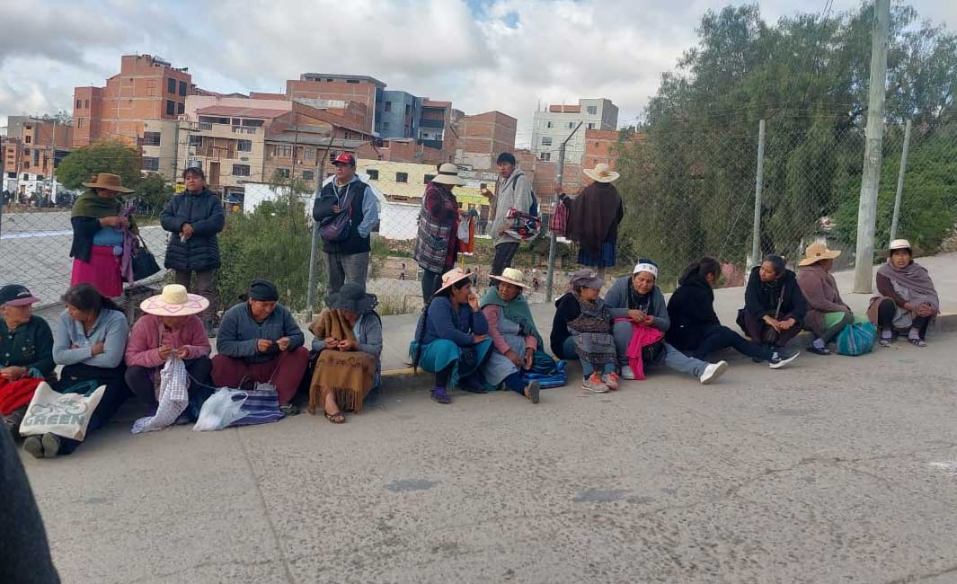 Tensión social en Sucre: Vecinos toman oficinas estatales en protesta por el encarecimiento de la canasta básica.
