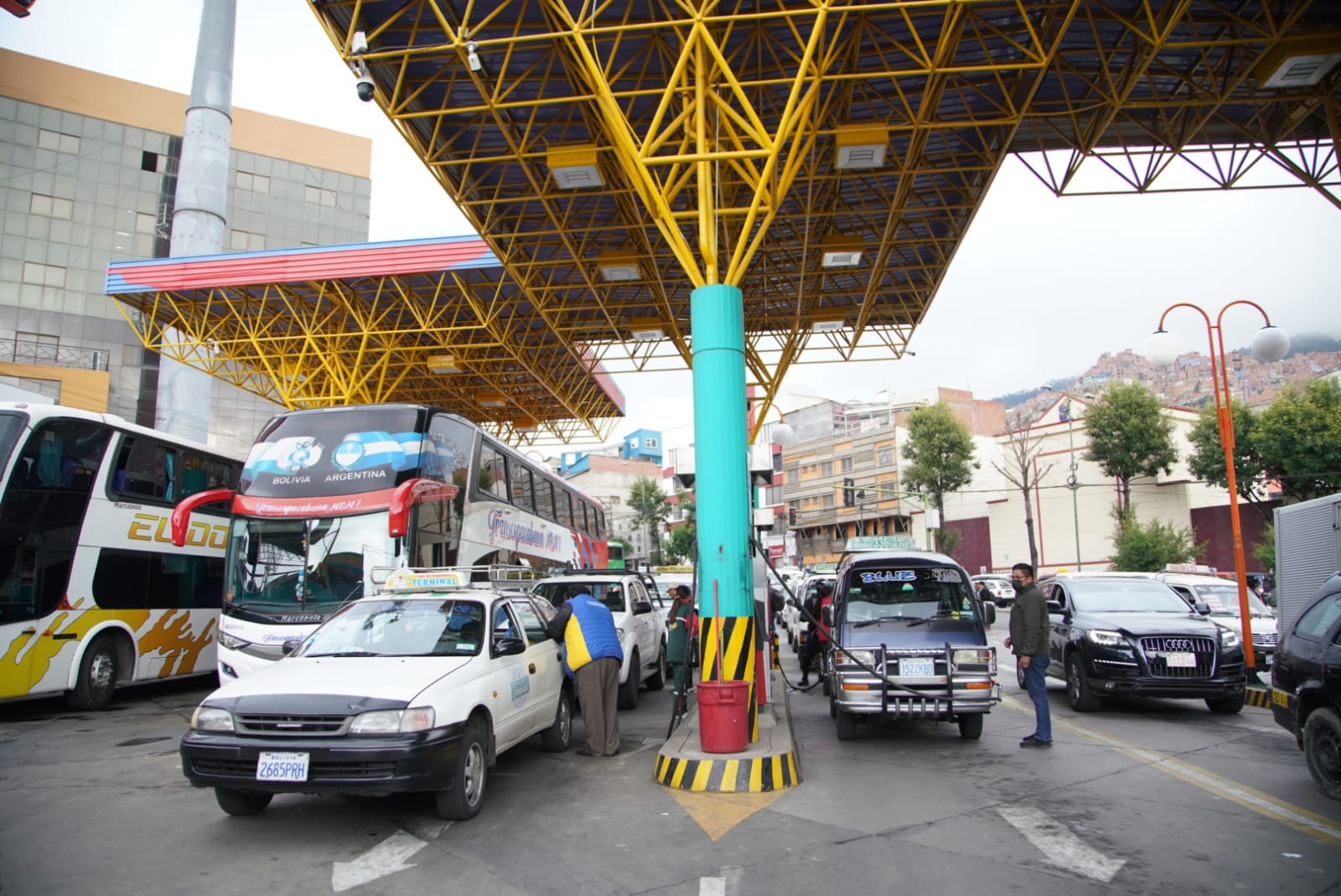 YPFB incrementa distribución de combustible en La Paz y El Alto para reducir filas en gasolineras