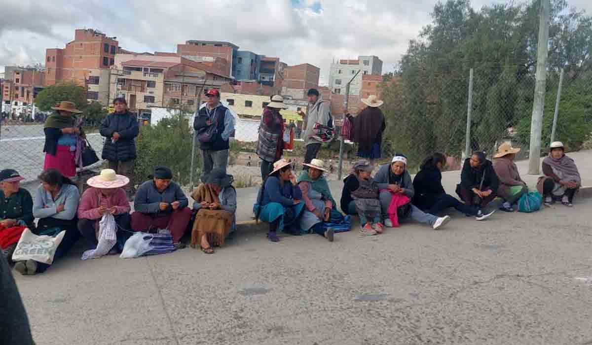 Protestas vecinales en Sucre por aumento de precios de productos básicos.
